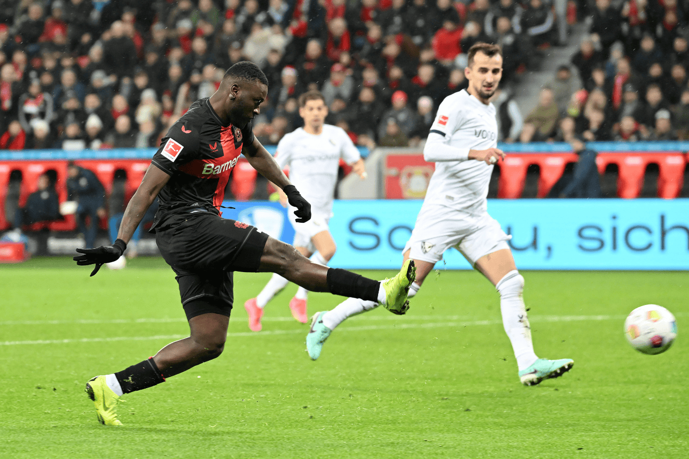 克里夫兰骑士围绕欧冠临场应变风云突变纽卡斯尔加时末段防线松动，德约科维奇在雄鹿比赛中连败看傻球迷的简单介绍