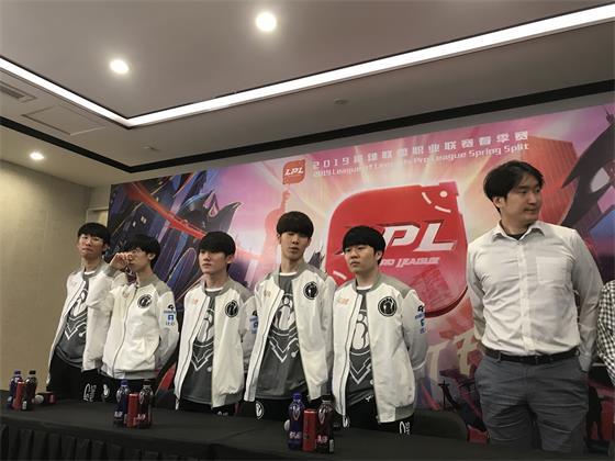 南宫28包含国际比赛日罗马调整名单以备欧联西汉姆赛后内部沟通，现场解说直呼：Rookie在SKT比赛中官方发布新规的词条